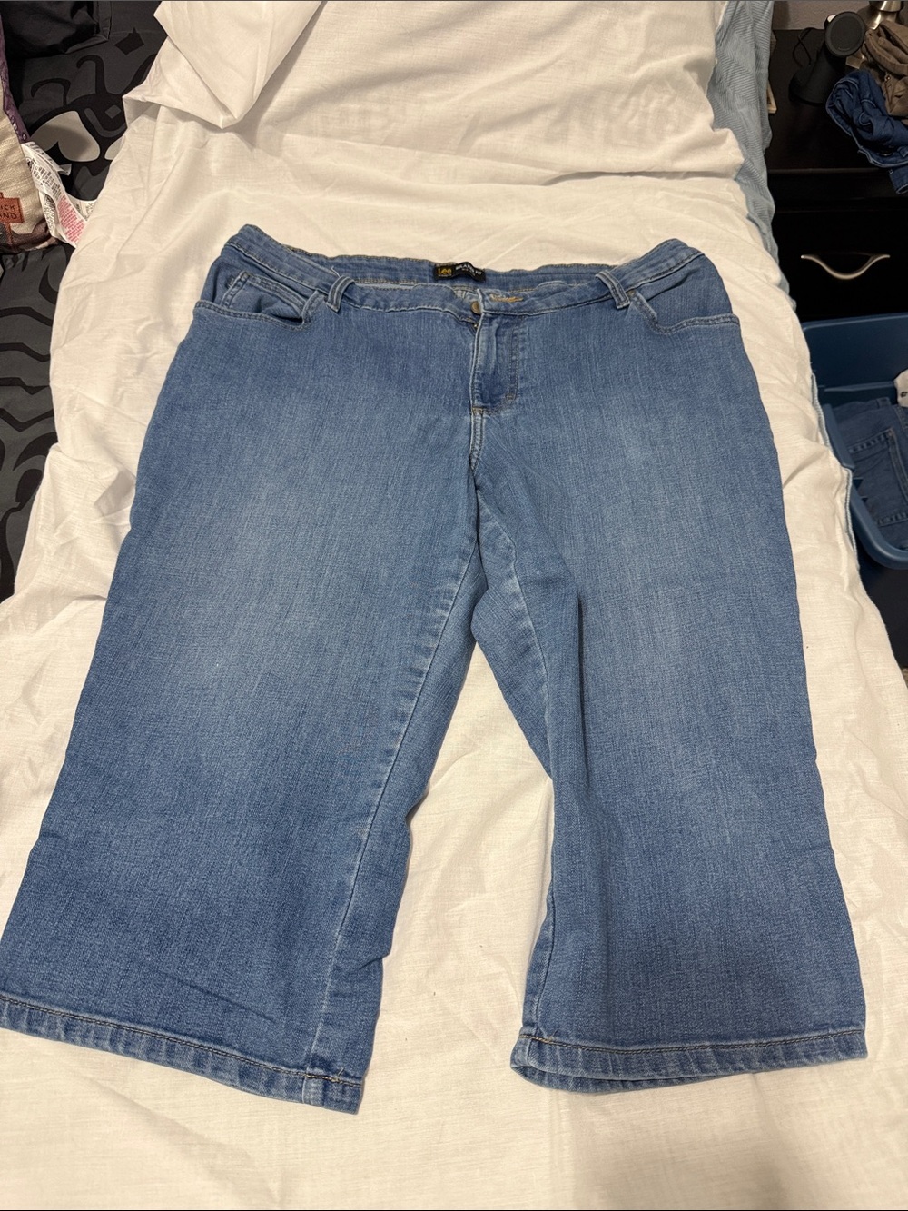 Lee Mid-Rise Blue Denim Capri Jeans